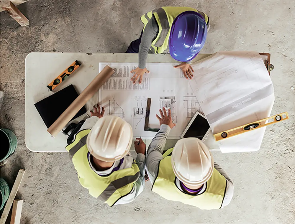Architecte lisant un plan